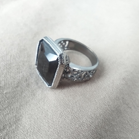 Black stone ring in silver plated setting - Picture 3 of 3